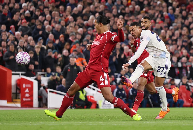 Aston Villa gặp khó trước Liverpool
