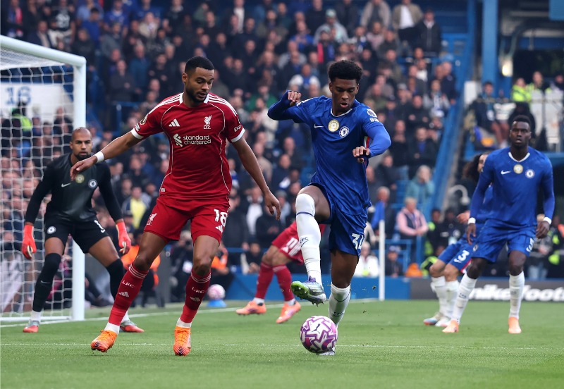 Liverpool thi đấu ổn định hơn Chelsea
